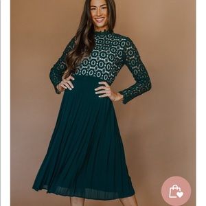 Ivy City Co Arabella Lace Dress in Hunter Green